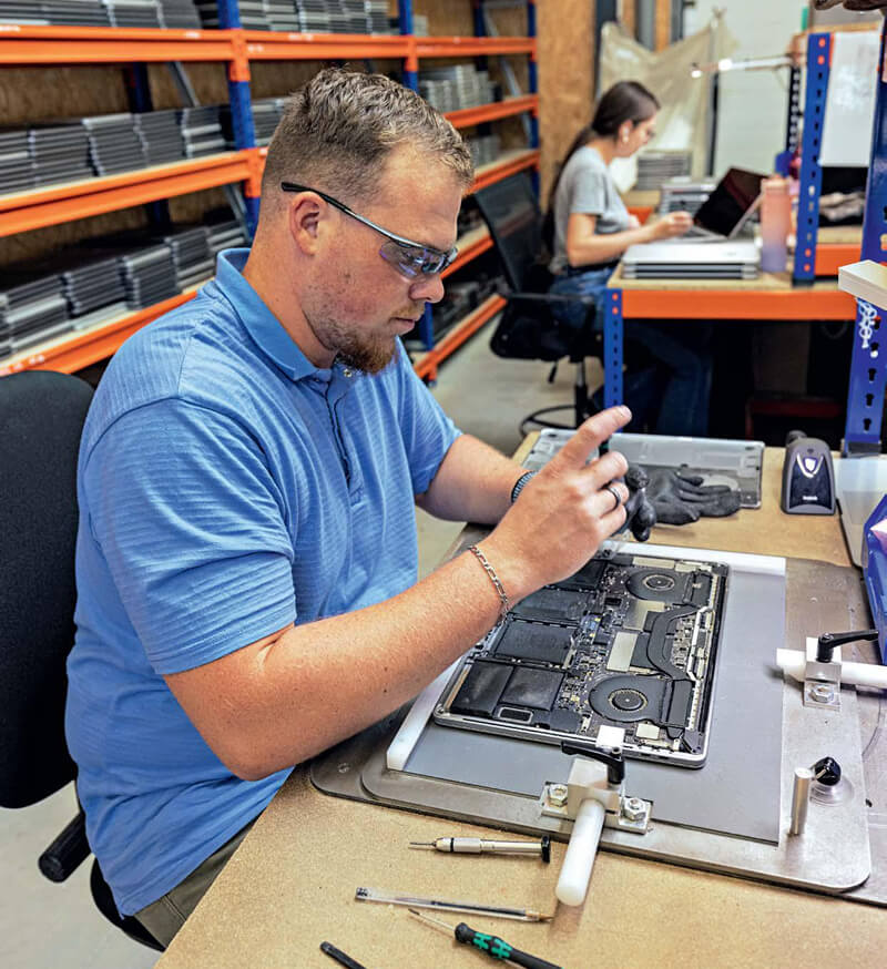Technicien Okamac en train de reconditionner un MacBook en atelier