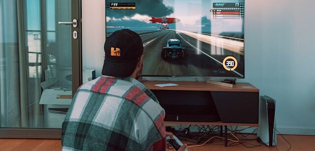 Photo d'un gamer en train de jouer à un jeu sur PS5