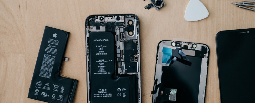 Photo d'un iPhone en train d'être réparé