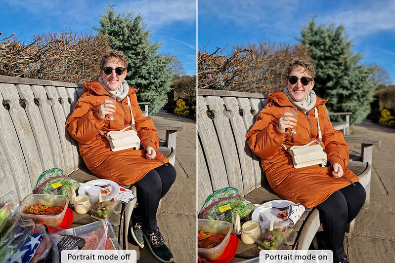 Comparaison mode portrait Galaxy S22 : femme sur un banc, sans flou à gauche, avec flou à droite.