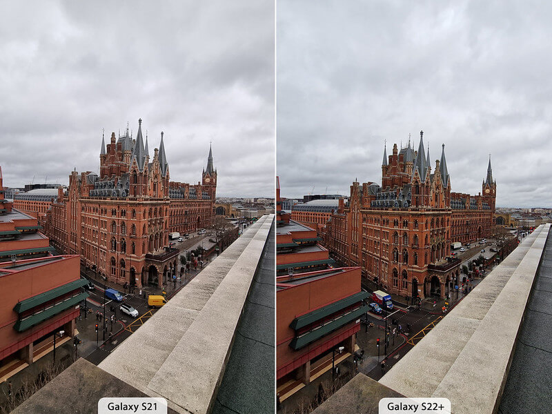 Comparaison de deux photos d’un même bâtiment, prises le même jour et sous la même lumière : l’une avec un Galaxy S21, l’autre avec un Galaxy S22
