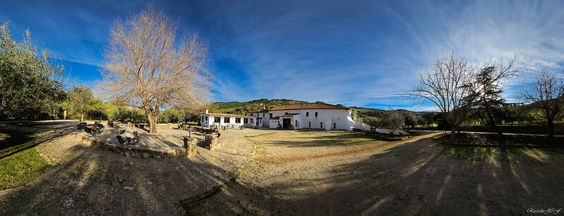 Panorama 180° d’une hacienda espagnole en pleine journée. Le Galaxy S23 Ultra capture toute la richesse des couleurs naturelles avec une précision saisissante.