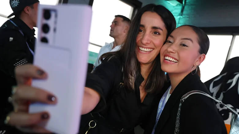 Utilisatrices en train de prendre un selfy avec un Galaxy S23 Ultra