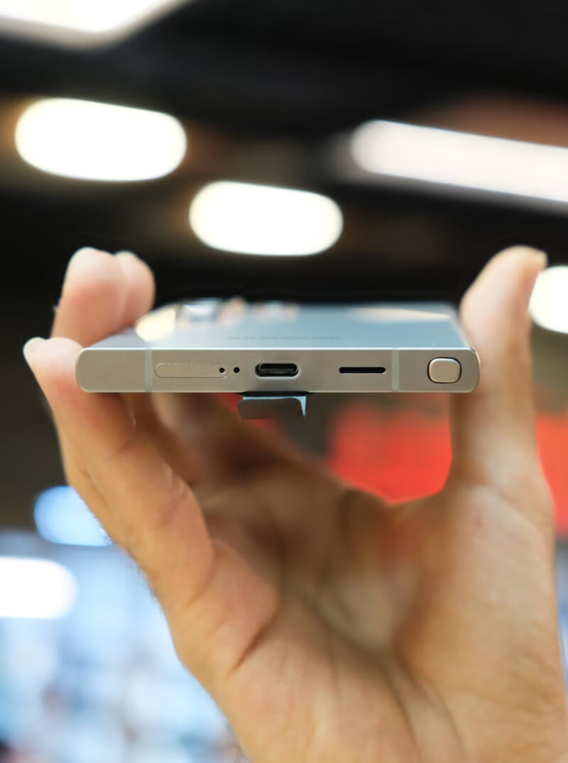 Port USB Type-C du Samsung Galaxy S24 Ultra. L'appareil supporte une charge rapide de 45 W et est équipé d'une batterie de 5000 mAh.