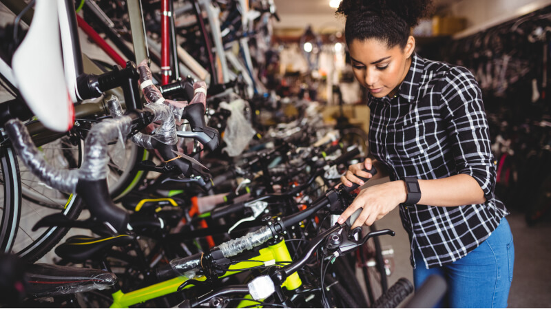 Cliente dans un magasin de vélo ayant des difficultés à choisir