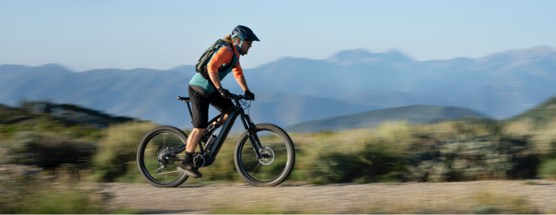 Jeune homme faisant du vélo électrique en pleine nature