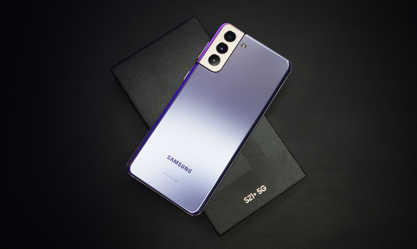 Photo de l'arrière du smartphone de Samsung, le Galaxy S21+ 5G,
			 en violet
