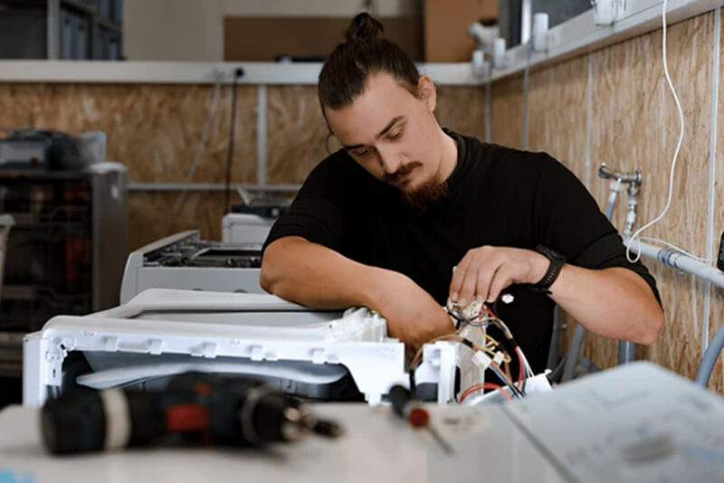 Technicien Underdog en train de reconditionner une machine dans l'atelier Underdog de Nantes